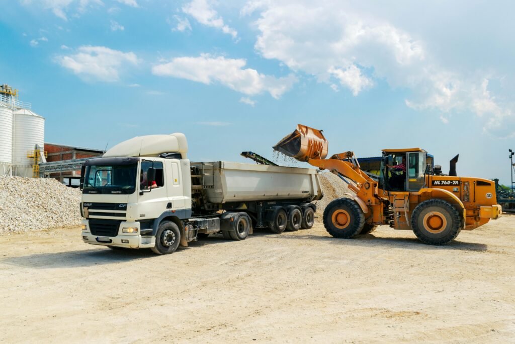Imagen escavadora cargando camion